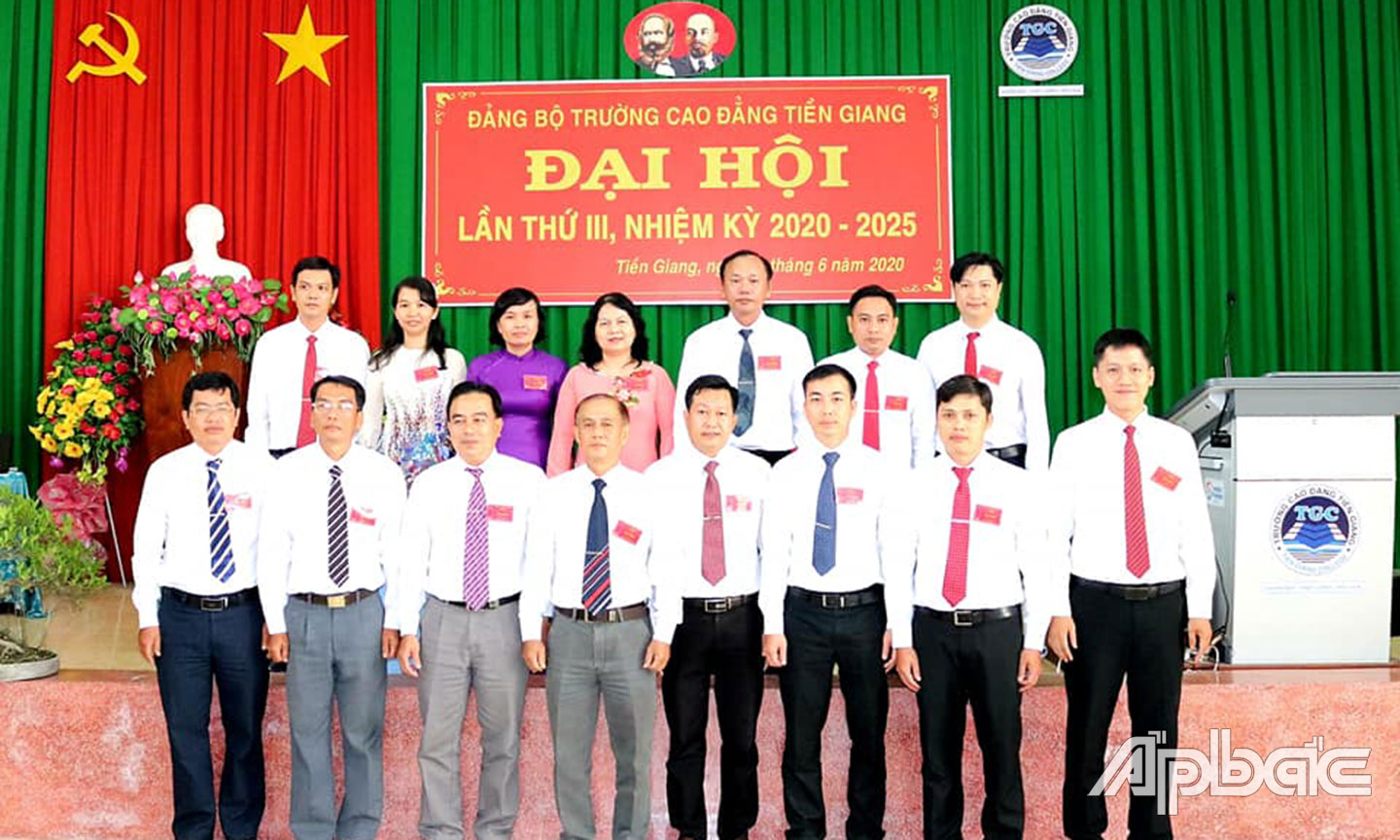 Ban Chấp hành Đảng bộ  khóa mới ra mắt tại đại hội.
