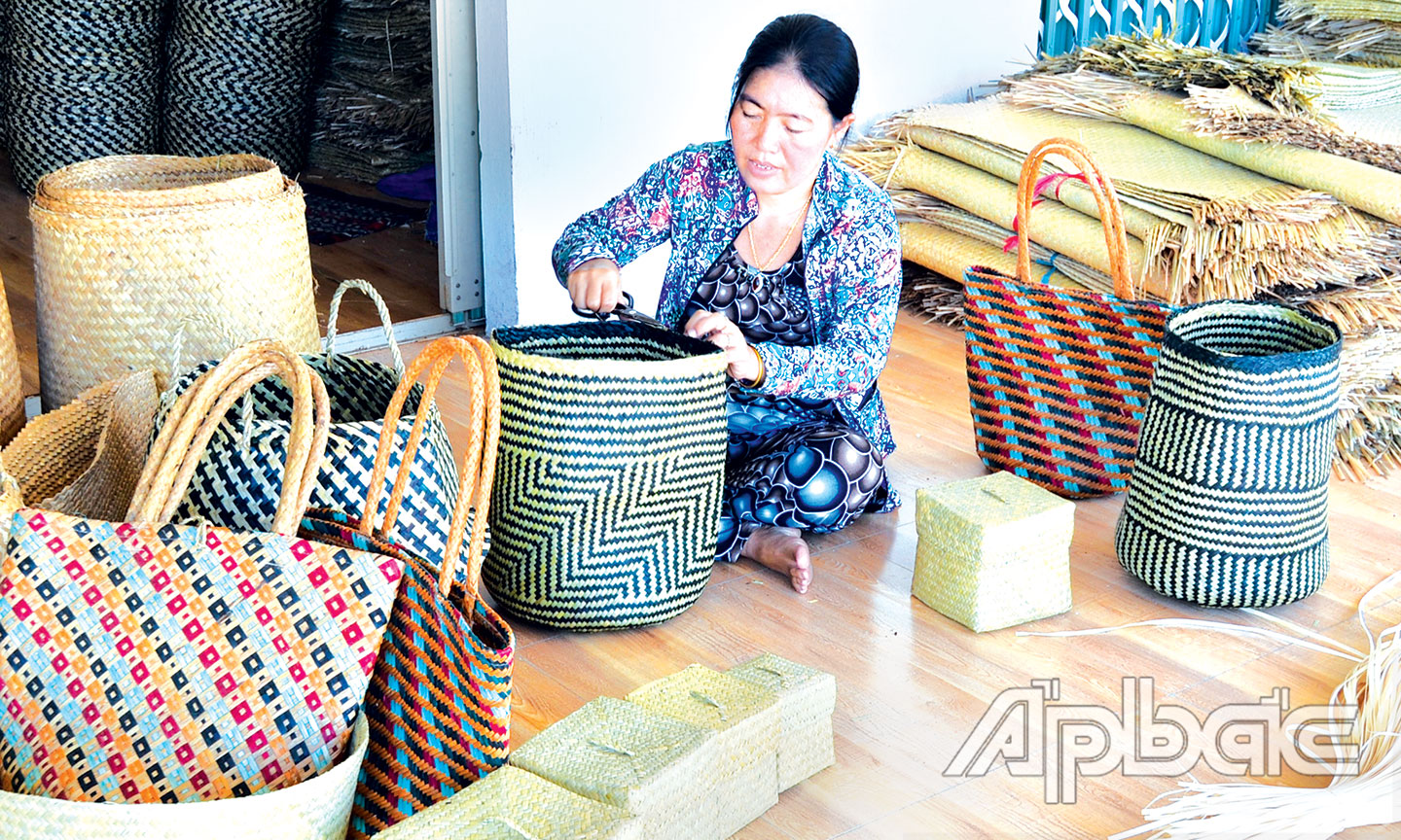 Chị Hên kiểm tra sản phẩm sau khi nhận từ thợ đương.                                                                                                                                                                                                                                                                                                                  Ảnh: HẠNH NGA