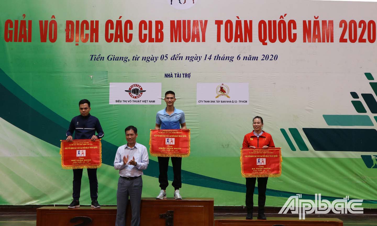 Đại diện Tổng Cục TDTT trao giải cho các đơn vị đoạt thành tích xuất sắc ở nhóm tuổi 15 - 17.