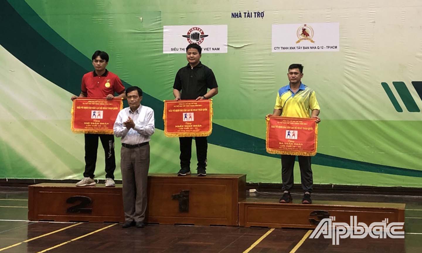 Đồng chí Nguyễn Đức Đảm, Giám đốc Sở VH-TT&DL trao thưởng cho các đơn vị đạt thành tích xuất sắc ở nhóm tuổi 18 - 35.