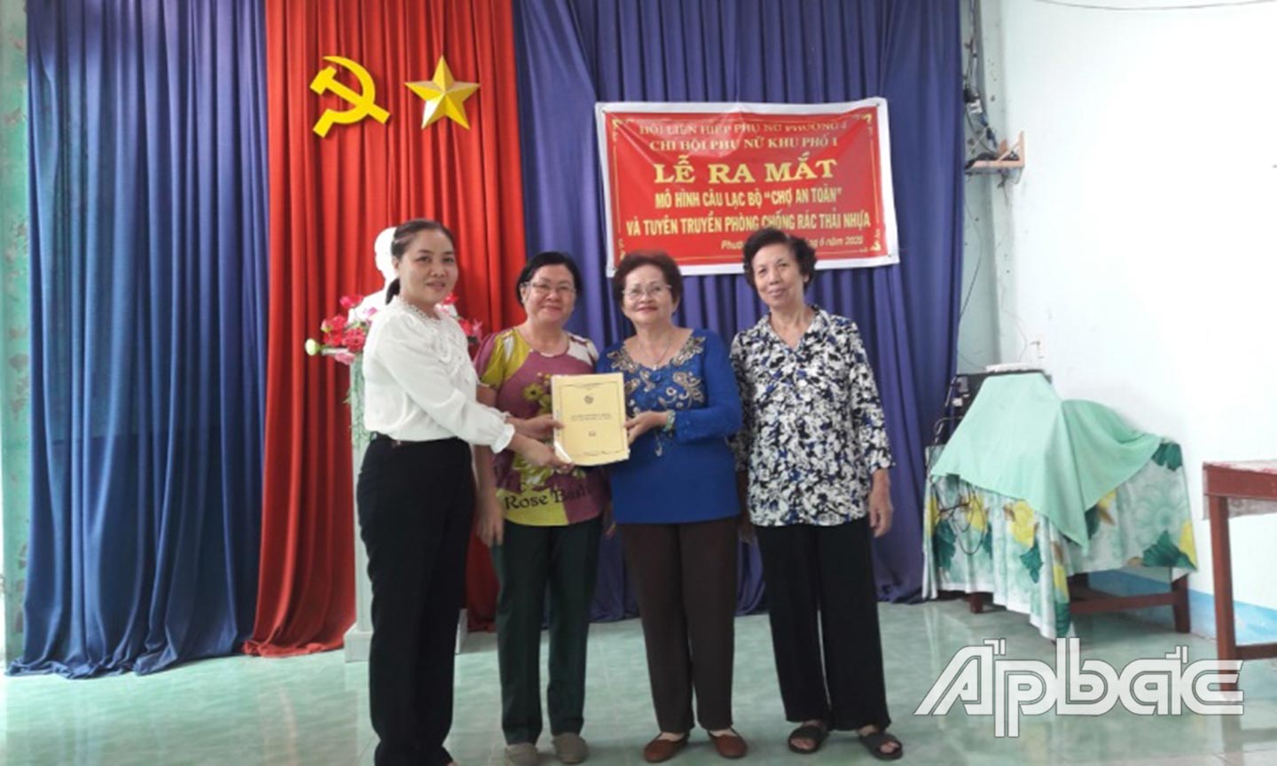 Chủ tịch Ủy ban Mặt trận phường 4 Từ Ngọc Cẩm trao Quyết định thành lập Câu lạc bộ “Chợ an toàn”.