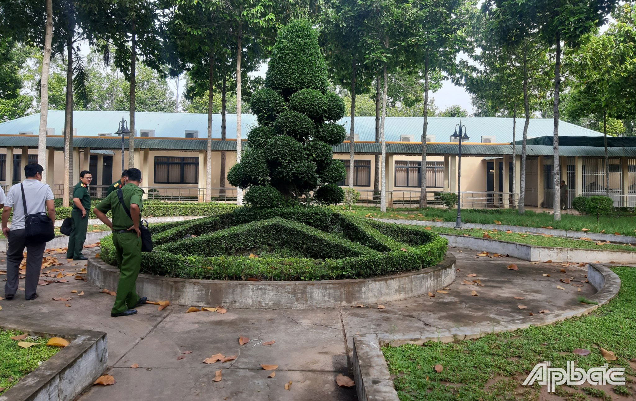 Lực lượng khám nghiệm hiện trường.