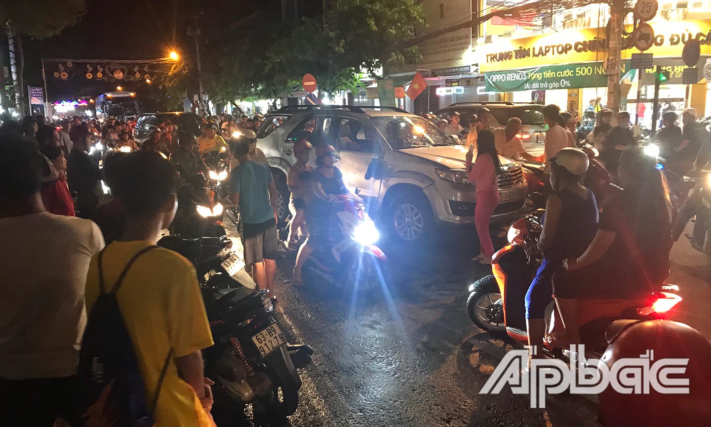 Do phương tiện chắn ngang đường nên các phương tiện lưu thông khó khăn.