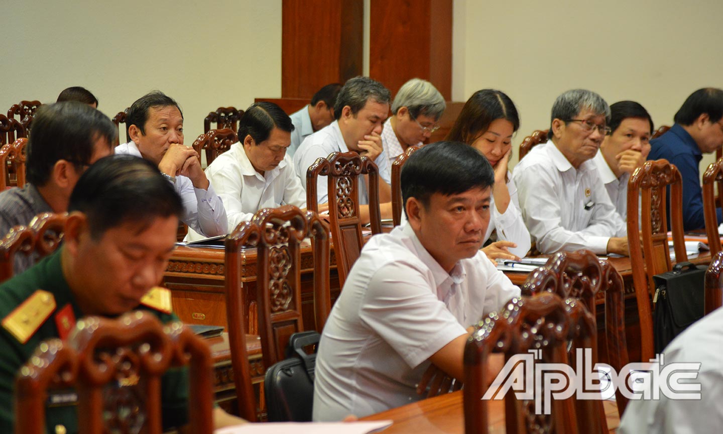 Các đại biểu về dự hội nghị.
