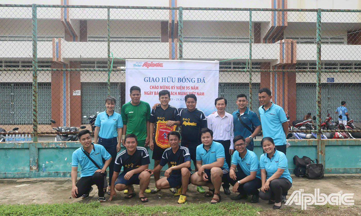 Các đội tham gia chụp ảnh lưu niệm cùng Ban tổ chức
