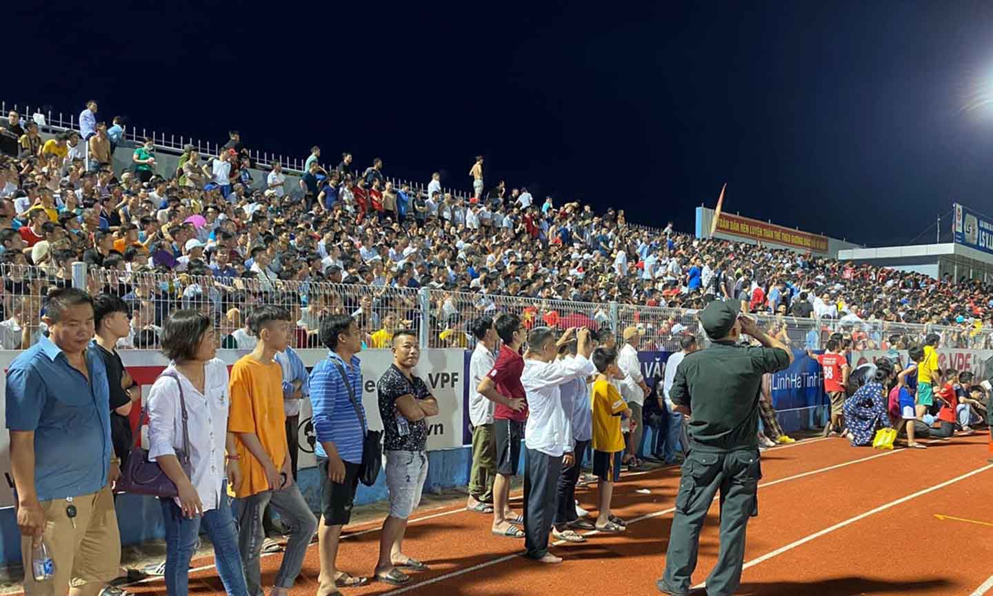 Ban tổ chức sân Hà Tĩnh bị cảnh cáo và phạt 15 triệu đồng sau sự cố ở vòng 4 V-League 2020. (Ảnh: CTV/Vietnam+)