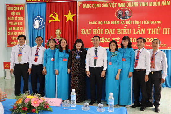 Đồng chí Thái Ngọc Bảo Trâm chụp ảnh lưu niệm  cùng BCH Đảng bộ BHXH tỉnh nhiệm kỳ mới tại Đại hội.