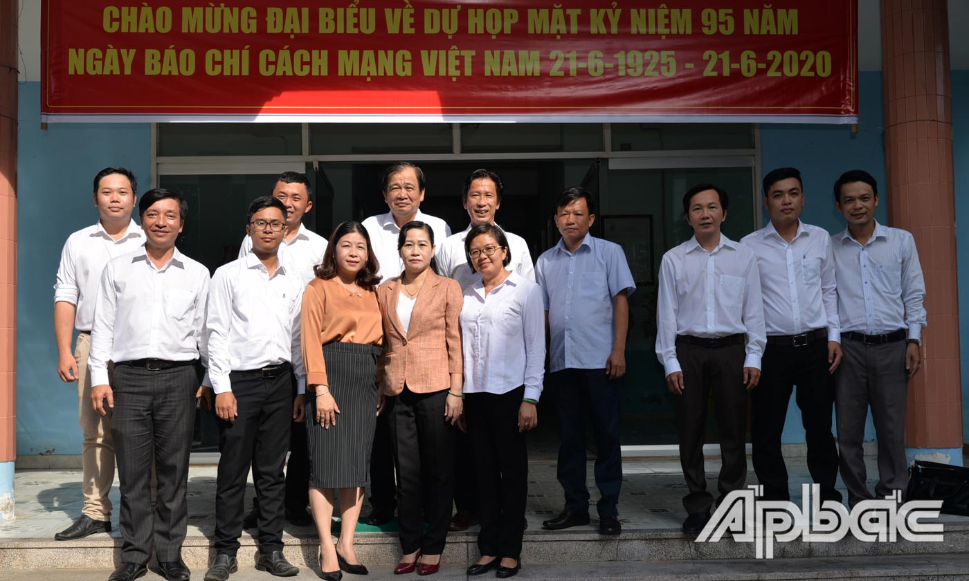 Lãnh đạo tỉnh thăm, chúc mừng Báo Ấp Bắc và Hội nhà báo tỉnh.