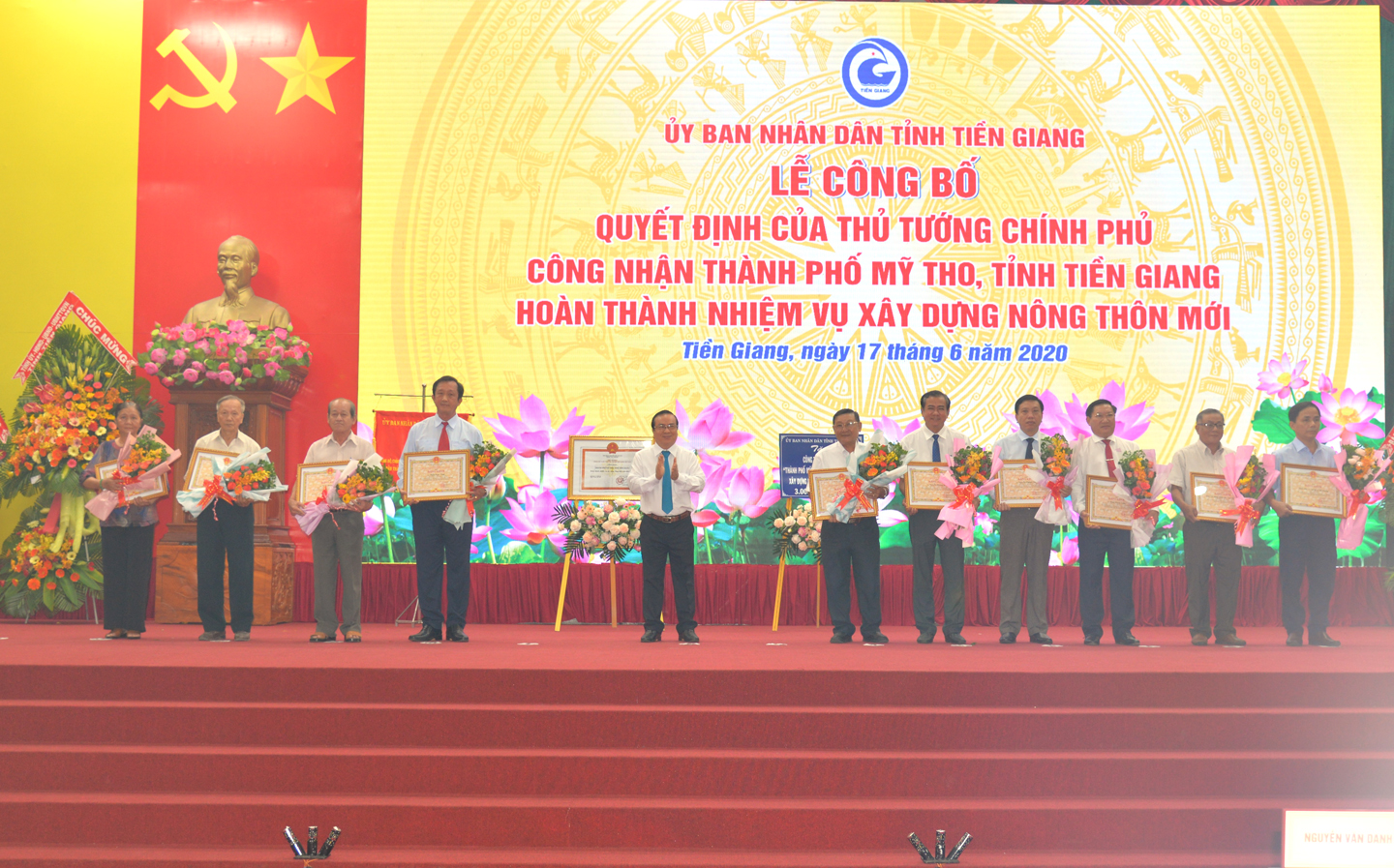 -	Đồng chí Phạm Anh Tuấn, Phó Chủ tịch UBND tỉnh trao Bằng khen của UBND tỉnh tặng các tập thể, cá nhân xuất sắc