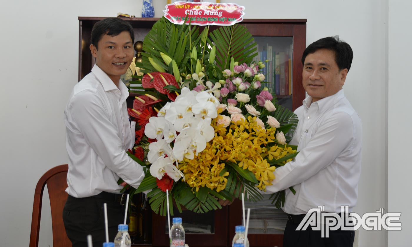 Lãnh đạo tỉnh thăm, chúc mừng Cơ quan thường trú Báo Nhân dân.