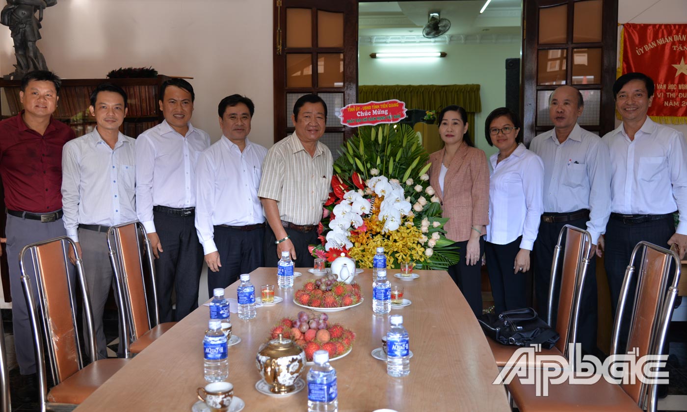 Lãnh đạo tỉnh thăm, chúc mừng Hội Văn học nghệ thuật tỉnh Tiền Giang.