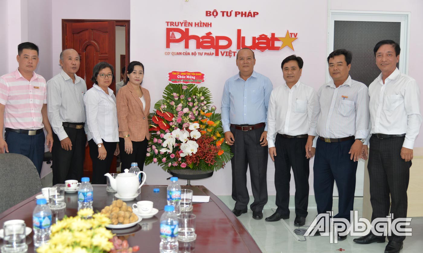 Lãnh đạo tỉnh thăm, chúc mừng Cơ quan thường trú Báo Pháp luật tại Tiền Giang.