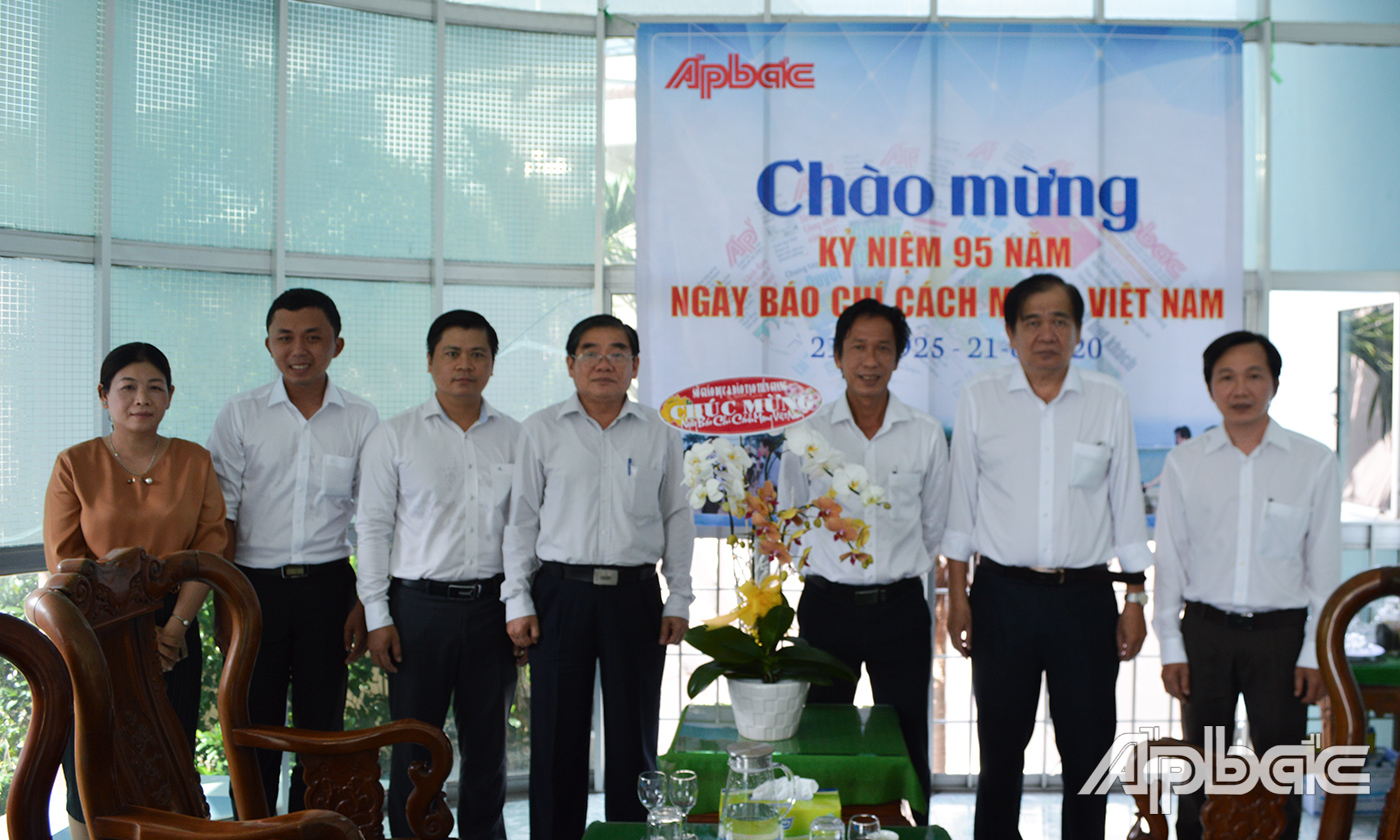 Lãnh đạo Sở Gia1o dục thăm, chúc mừng Báo Ấp Bắc.