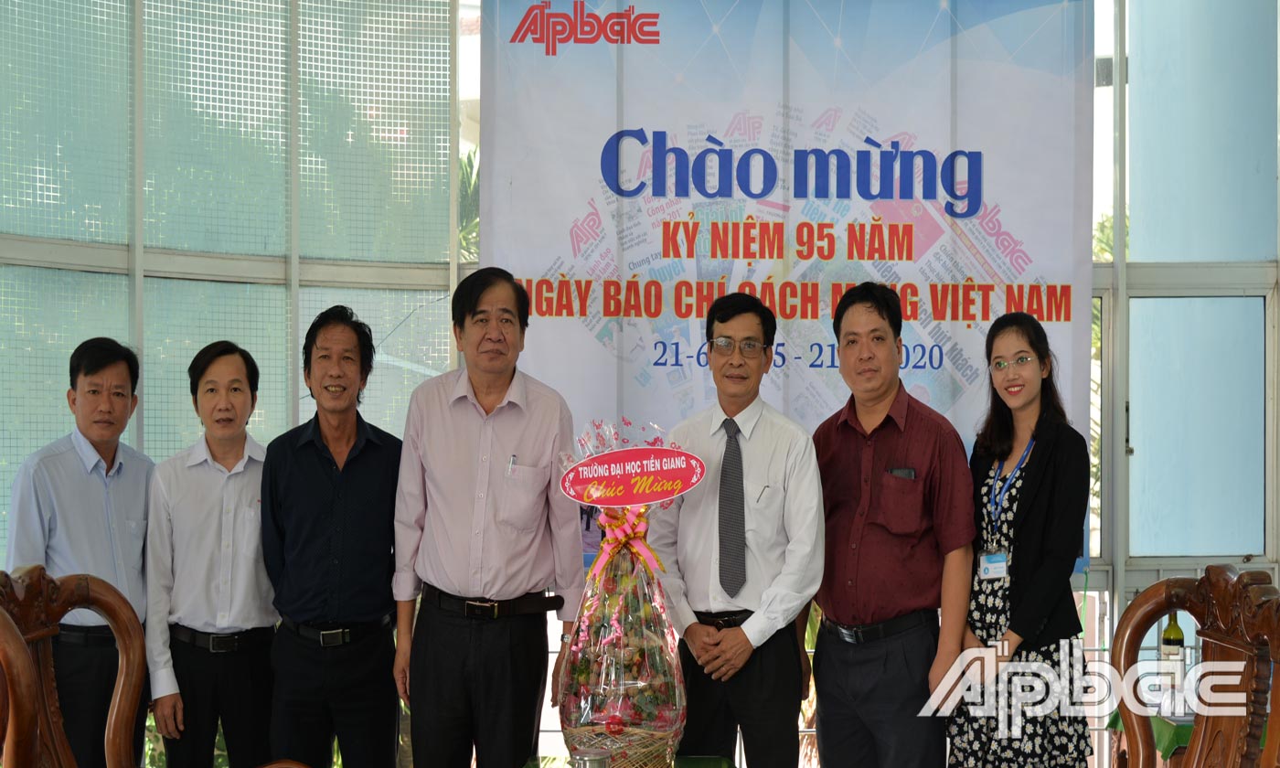 Ban Giam hiệu trường Đại học triền giang chúc mừng Báo Ấp Bắc.