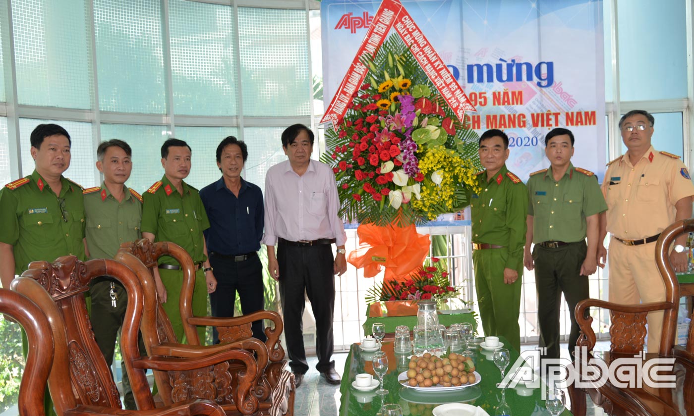 Ban Gia1m đốc Công an tỉnh chúc mừng Báo Ấp Bắc.
