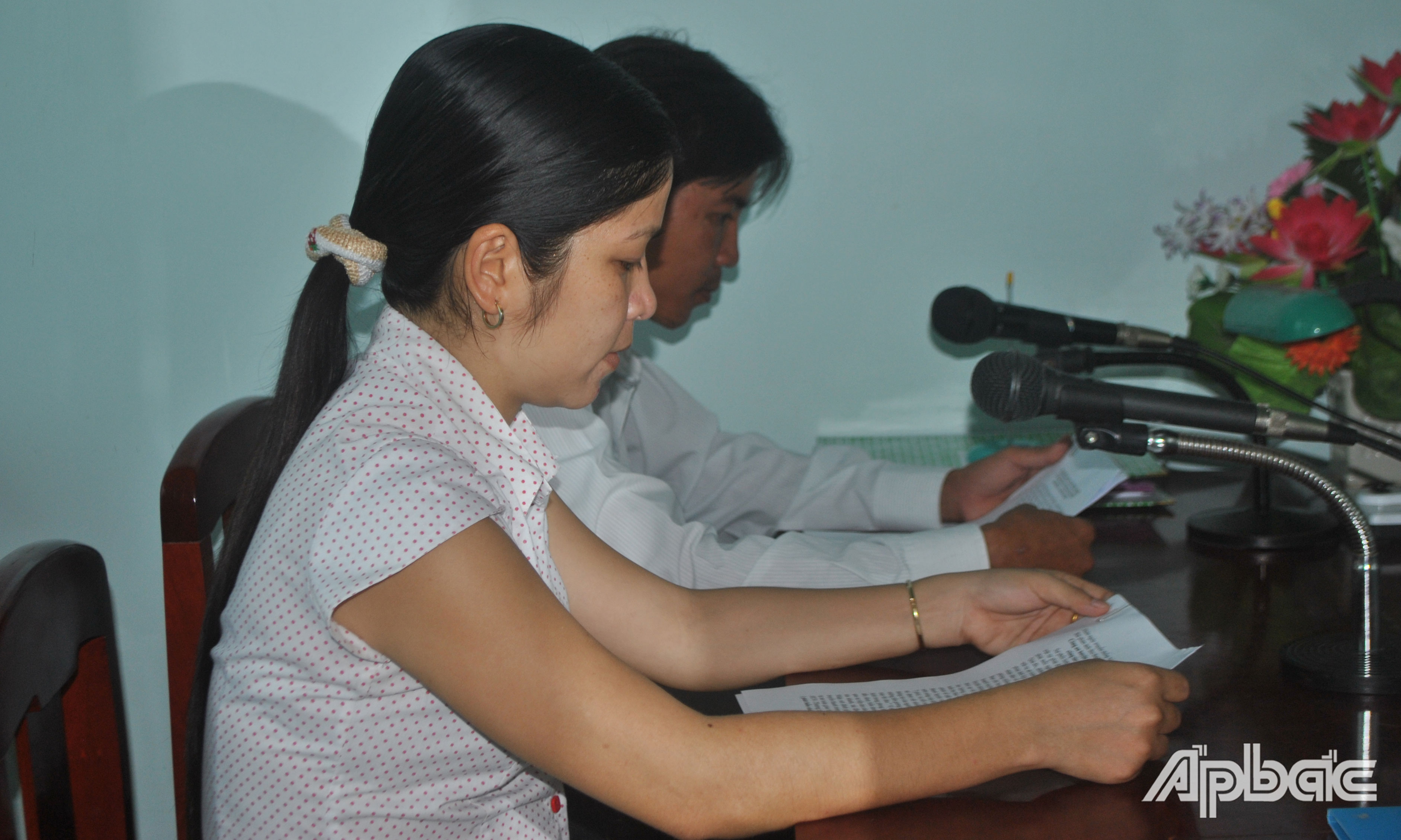 Phát thanh viên Đài Truyền thanh - Truyền hình huyện Tân Phú Đông trong giờ đọc chương trình thời sự hàng ngày.