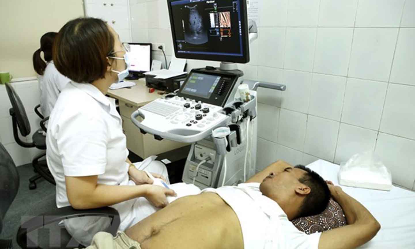 Khám, tư vấn sức khỏe cho một bệnh nhân. (Ảnh: Dương Ngọc/TTXVN)