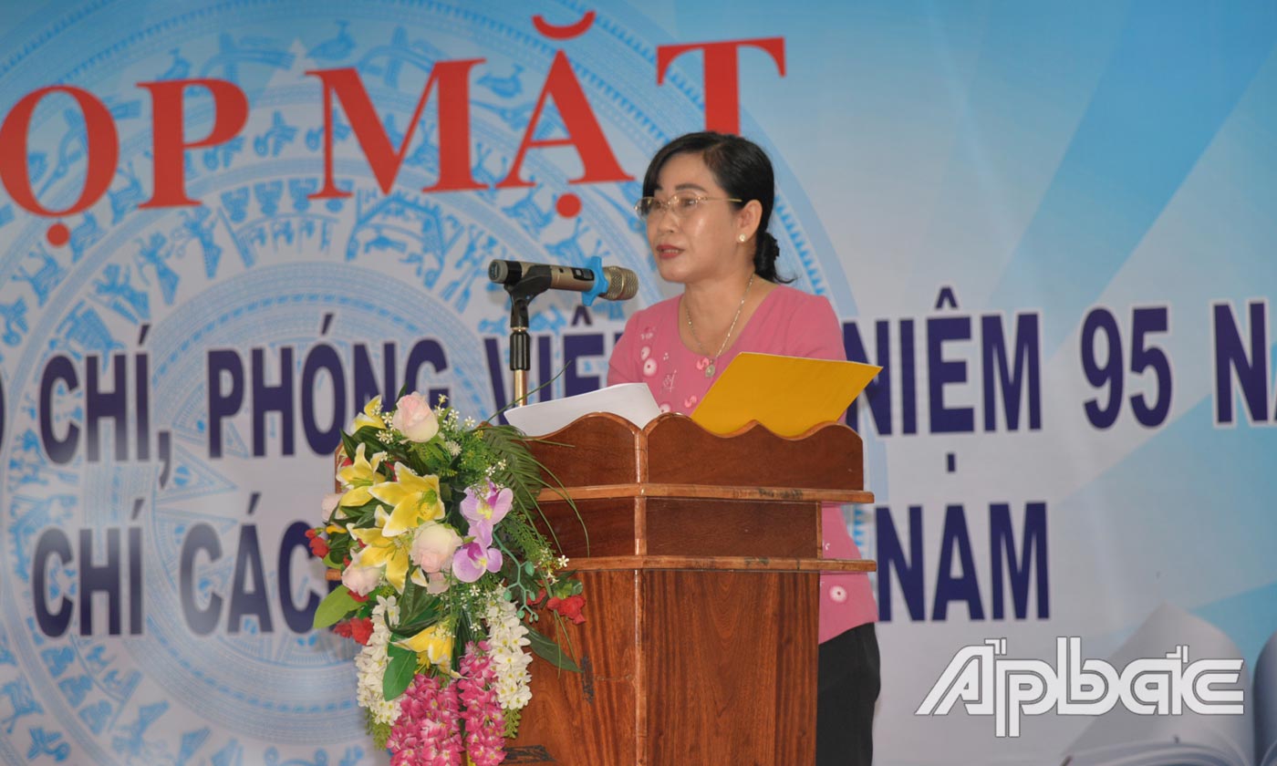 Đồng chí Châu Thị Mỹ Phương phát biểu tại buổi họp mặt.