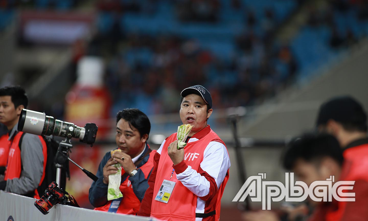Chia nhau  ổ bánh mì  để  “dằn bụng” trước giờ  bóng lăn  trong trận đấu vòng loại World Cup 2022. Ảnh:  TUẤN LÂM
