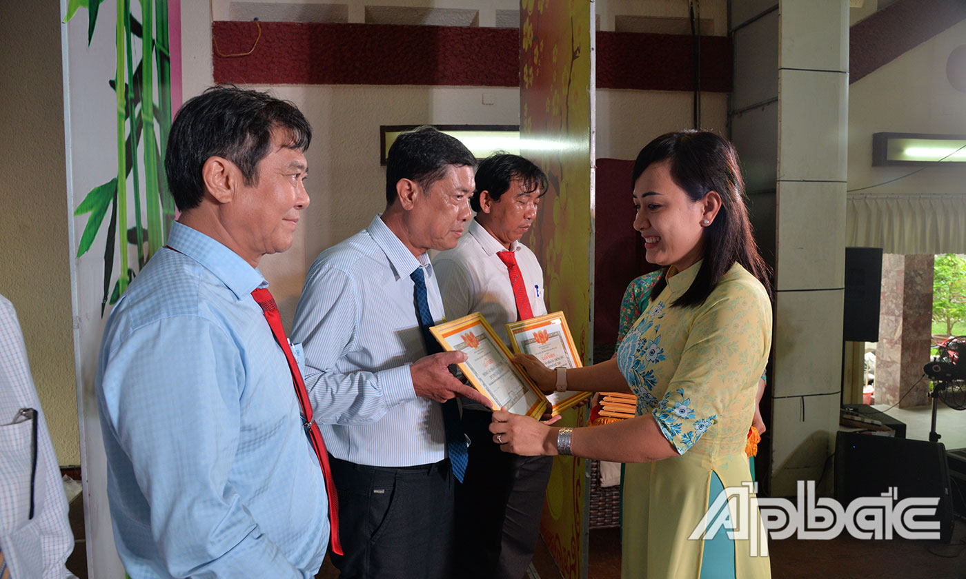 Lãnh đạo Sở VHTT&DL trang giấy khen cho các tập thể, cá nhân tại hội nghị