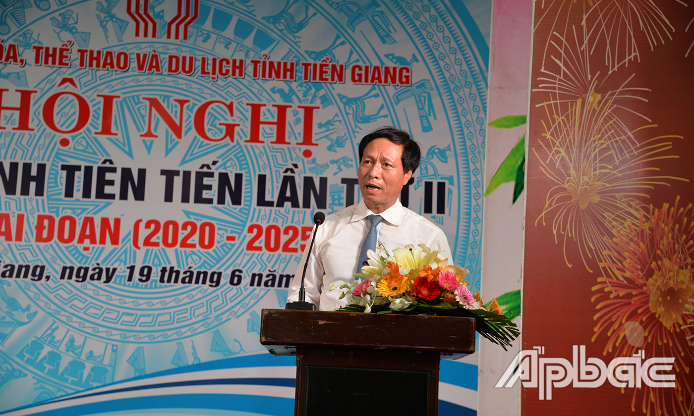 Đồng chí Nguyễn Kiều Linh trao Kỹ niệm chương cho các cá nhân