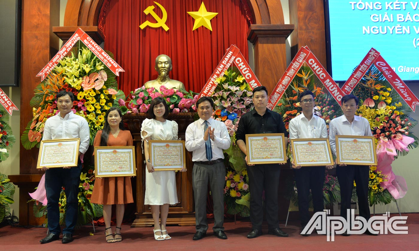 Trao giải A, B, C báo in cho các tác giả.