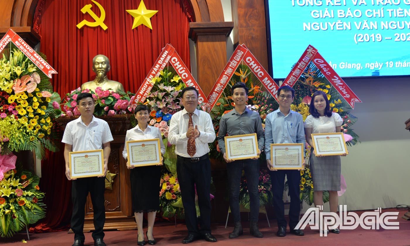 Trao giai3i ảnh cho các tác giả.