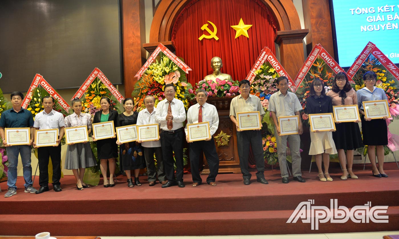 Trao giấy khen chủa Hội nhà báo tỉnh cho các nhà báo tiêu biểu.