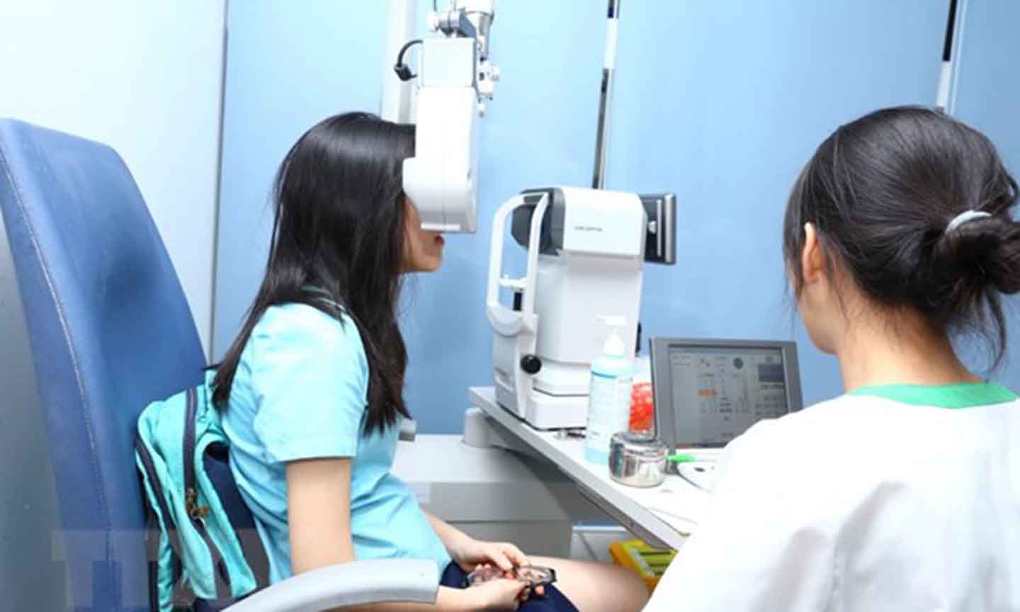 Khám mắt cho học sinh tại Bệnh viện mắt Hà Nội 2. (Ảnh: Minh Quyết/TTXVN)