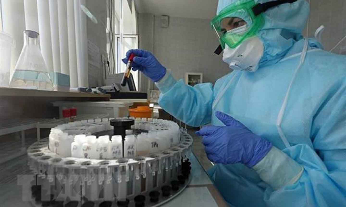 Nhân viên y tế xét nghiệm máu nhằm phát hiện virus gây bệnh COVID-19 tại bệnh viện ở Tatarstan, Nga ngày 8-5-2020. (Nguồn: TASS/TTXVN)