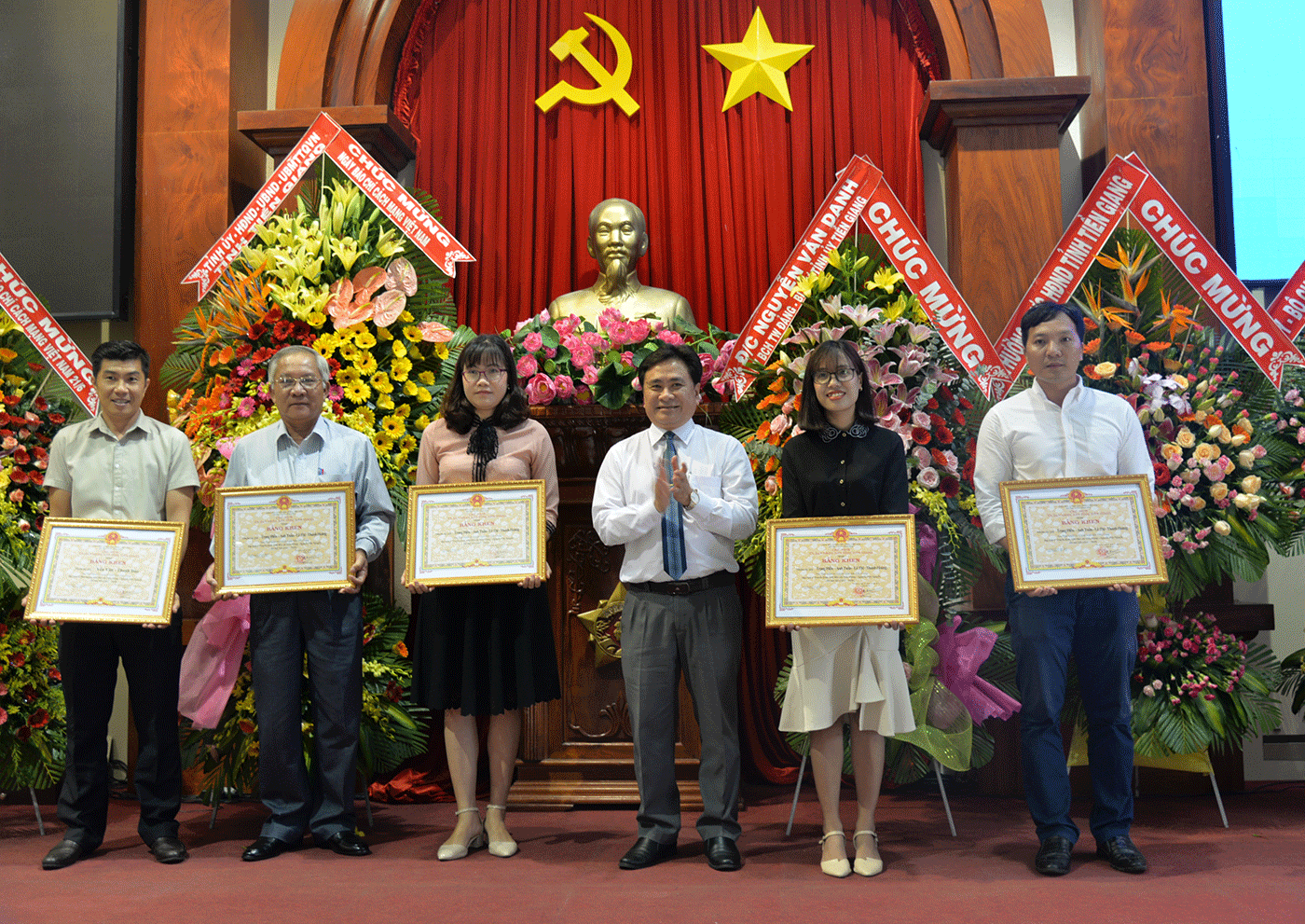 Trao giải A,B,C truyền hình và phát thanh cho các tác giả.