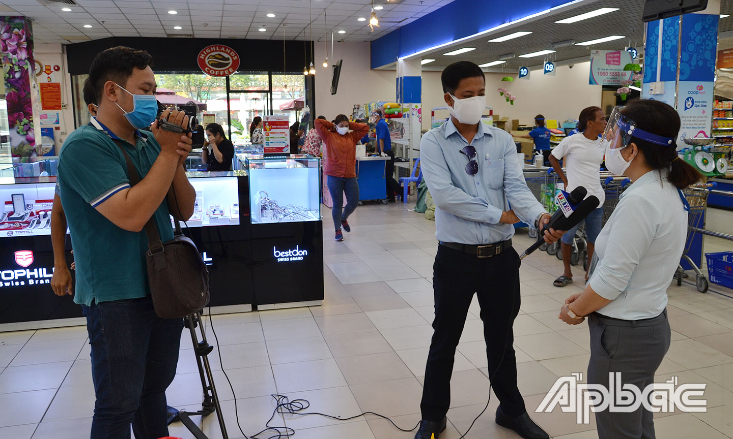 Phóng viên tác nghiệp ở Co.op Mart Mỹ Tho trong mùa dịch Covid-19.                            Ảnh: m.thành