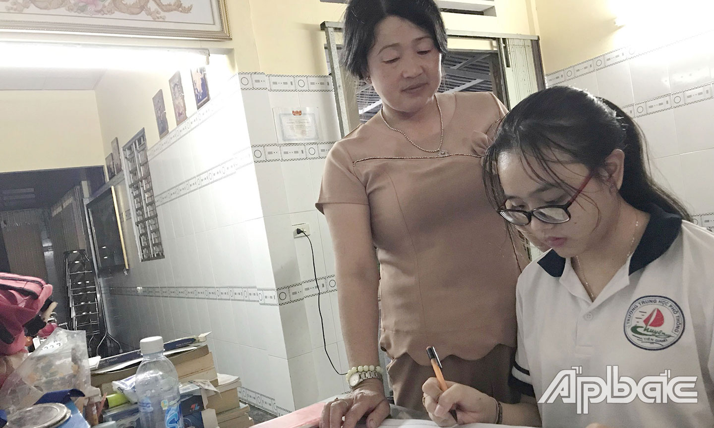 Phụ huynh cần đồng hành cùng con em mình trong học tập cũng như thi cử.