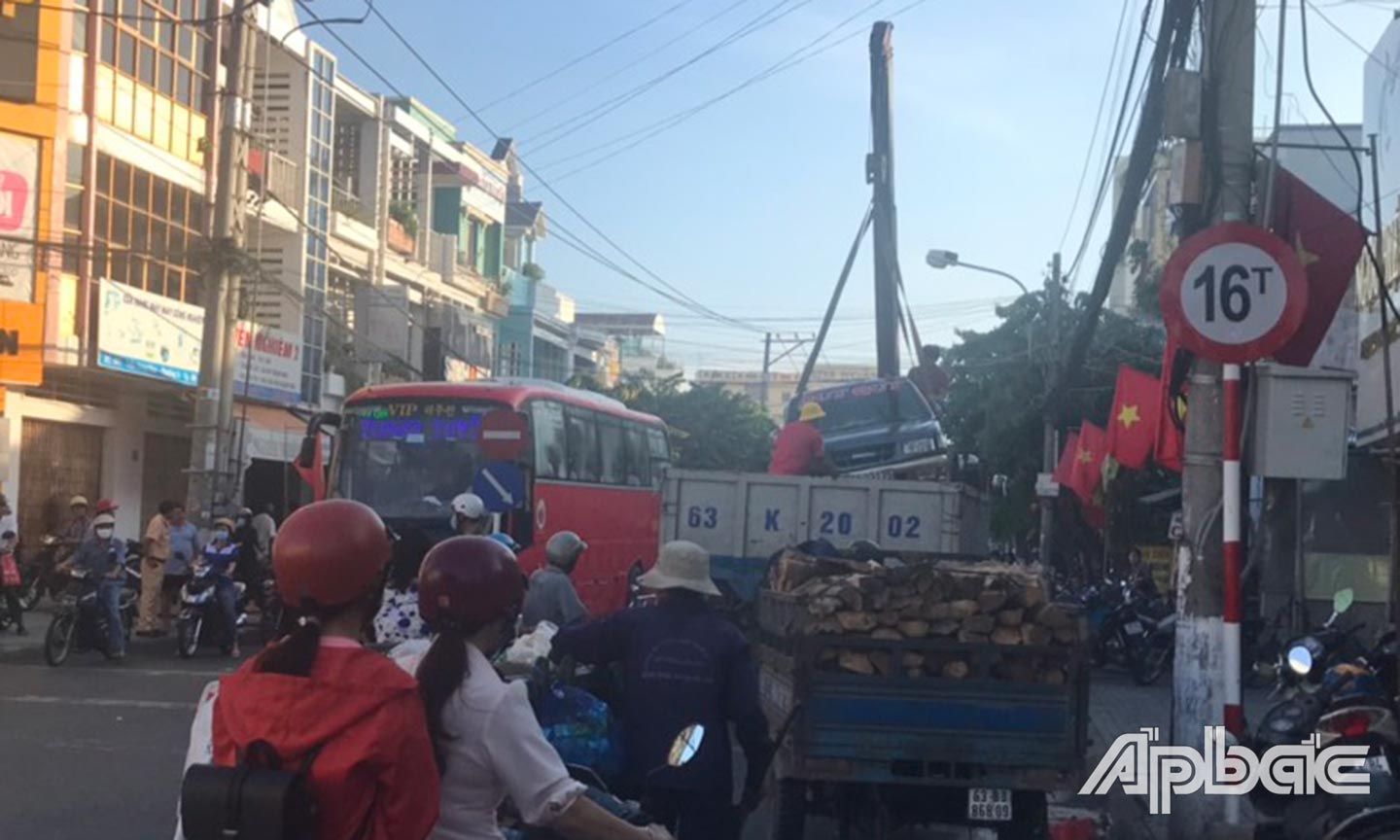 Xe ô tô hư hỏng nặng được xe cẩu đi tránh kẹt xe. 