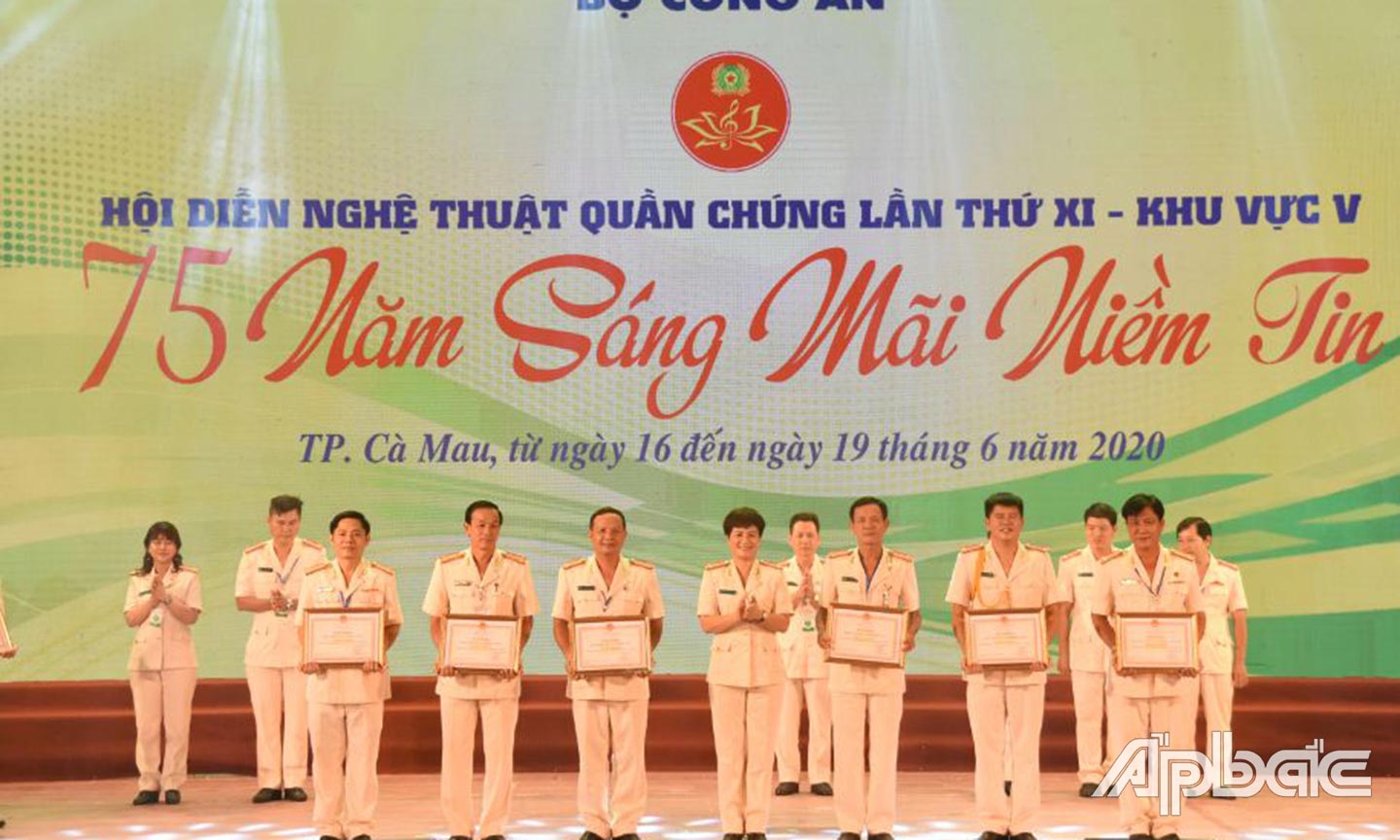 Ban tổ chức hội diễn trao giải cho các đơn vị đạt giải
