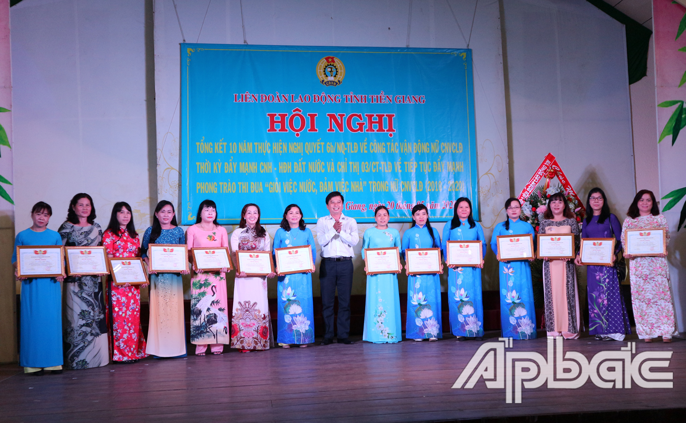 Cô Ngô Thị Ngọc Ánh (thứ ba từ trái sang) vinh dự nhận khen thưởng từ Liên đoàn Lao động tỉnh Tiền Giang đạt thành tích trong phong trào thi đua