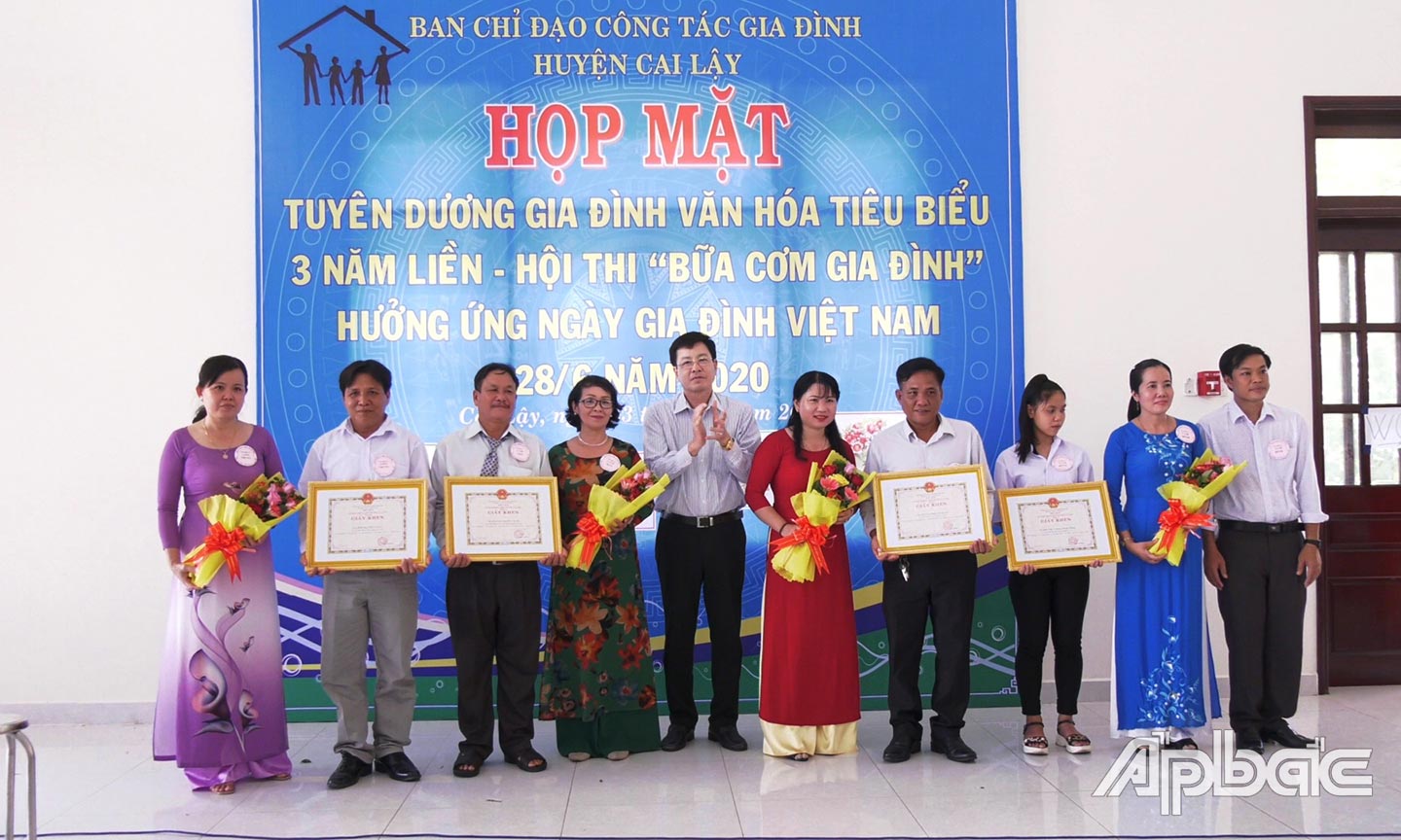 Phó Giám đốc Sở VH,TT&DL Lê Văn Dũng trao Giấy khen cho các gia đình  văn hóa tiêu biểu 3 năm liền.