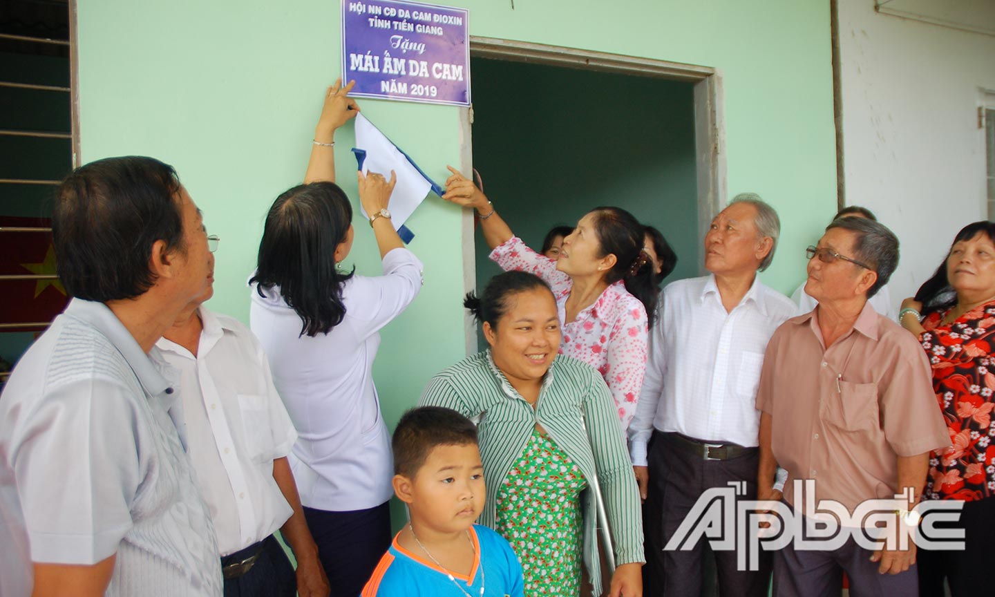Bàn giao “Mái ấm da cam” cho gia đình chị Trúc ở xã Long Hưng (TX. Gò Công).