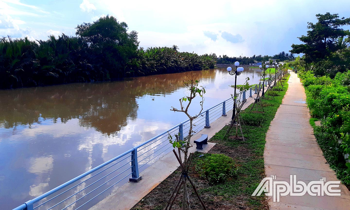 Công trình Kè chống sạt lở sông Bảo Định không chỉ chống sạt lở, mà còn là nơi để người dân tập thể dục và thư giãn.