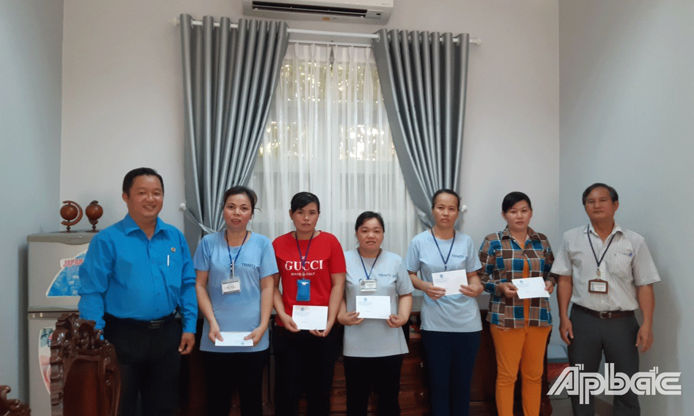 Lãnh đạo Liên đoàn Lao động TP. Mỹ Tho trao quà cho công đoàn viên có hoàn cảnh khó khăn