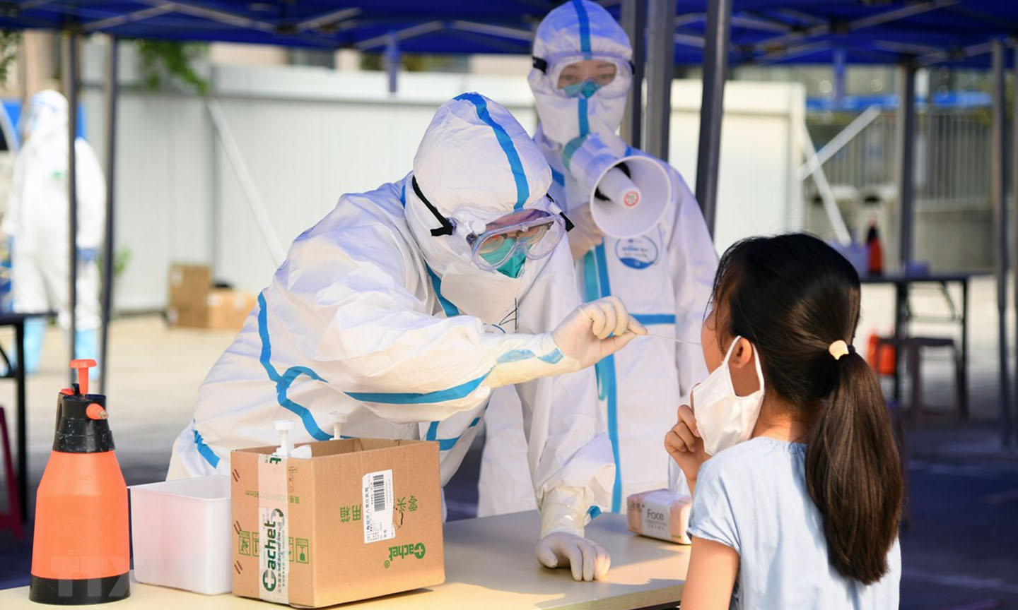 Nhân viên y tế lấy mẫu xét nghiệm COVID-19 cho người dân tại Bắc Kinh, Trung Quốc ngày 23/6/2020. (Ảnh: THX/TTXVN)