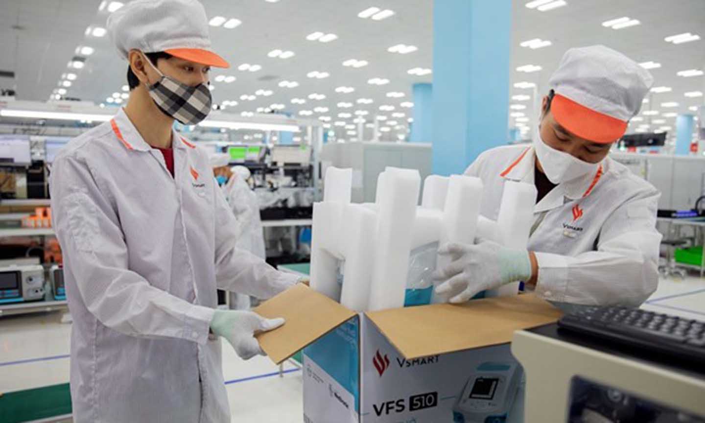 Sản xuất máy thở Vsmart VFS-510. (Ảnh: Bloomberg)