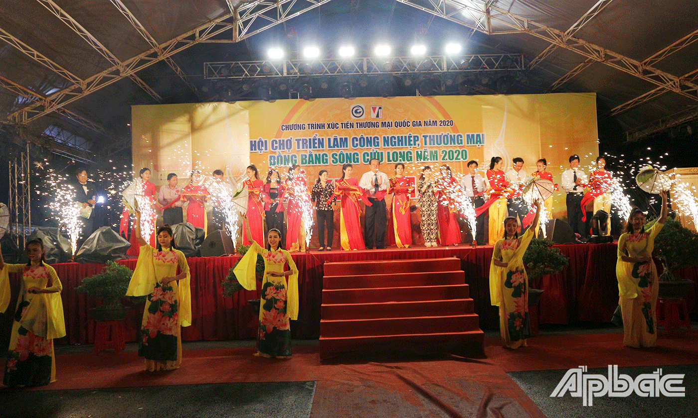 Các lãnh đạo cắt băng khai mạc hội chợ