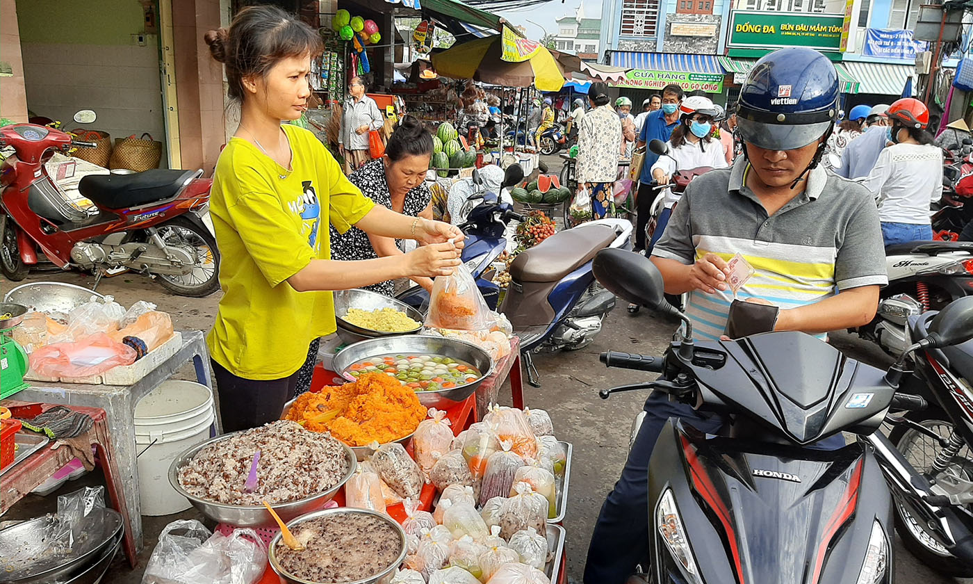 Xôi, chè được nhiều khách hàng tìm mua cúng Tết Đoan Ngọ