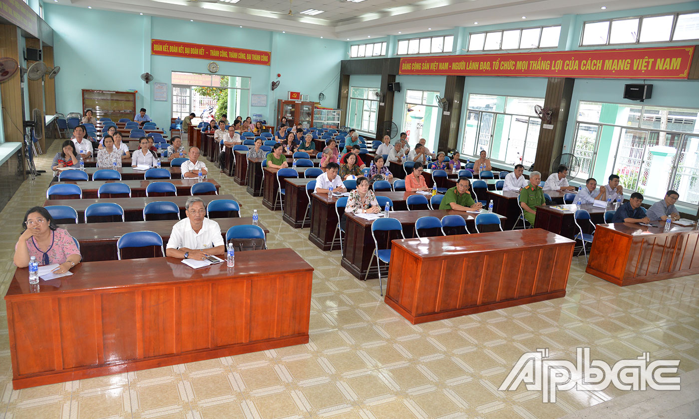 Quang cảnh buổi tiếp xúc cử tri