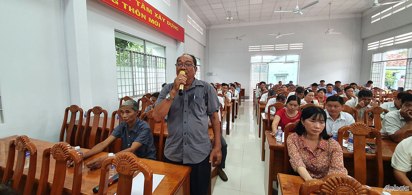Cử tri xã Phú An phát biểu ý kiến tại buổi tiếp xúc