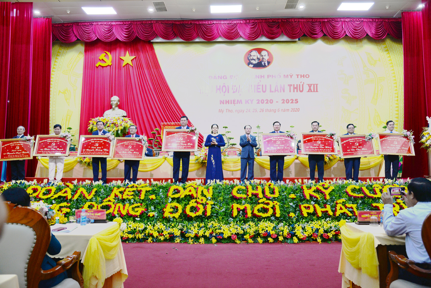Đoàn chủ tịch đại hội trao quà lưu niệm cho ca1vc đồng chí Ủy viên Ban chấp hành Đảng bộ TP. Mỹ Tho nhiệm kỳ 2015-2020 không tái cử