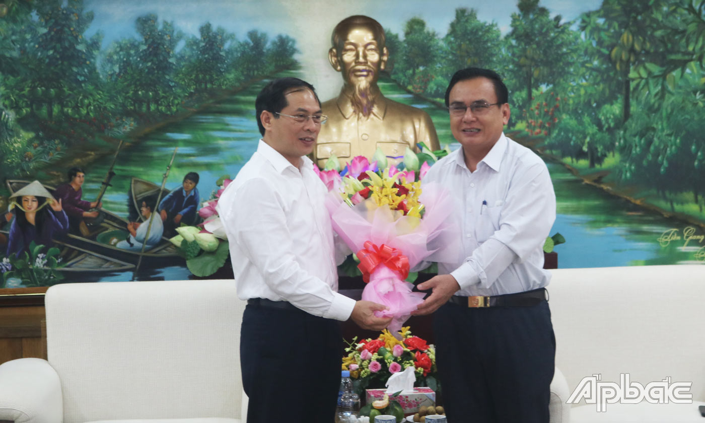 Đồng chí Võ Văn Bình (bên phải)  tặng biểu tượng của tỉnh Tiền Giang đến đồng chí Bùi Thanh Sơn.