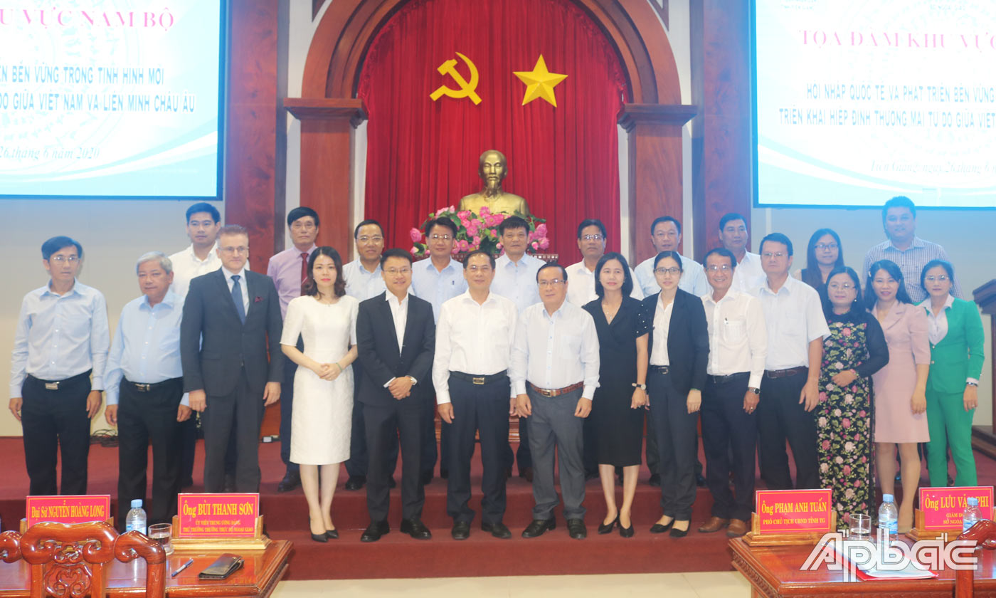 Lãnh đạo Bộ Ngoại giao cùng với các diễn giả, đại biểu tham dự tọa đàm chụp ảnh lưu niệm.