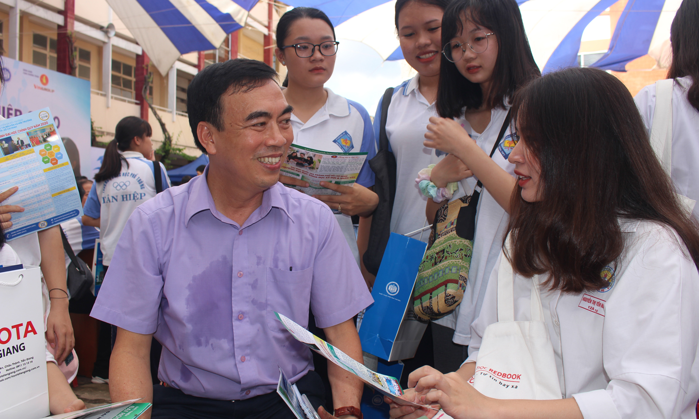 Tiến sĩ Phạm Tấn Hạ, Phó Hiệu trưởng Trường Đại học Khoa học xã hội và nhân văn - Đại học Quốc gia TP. Hồ Chí Minh tư vấn cho học sinh nhóm ngành xã hội. 